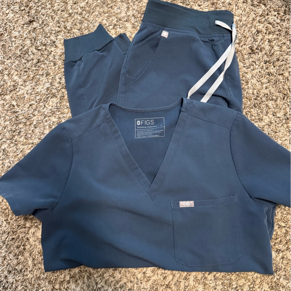 Figs dark harbor Scrub Set